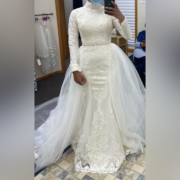 Elegant White Lace Wedding Dress - Picture 2 of 3